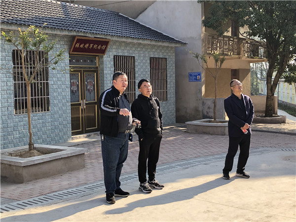 学校领导与村干部交流脱贫攻坚工作.jpg 学校领导与村干部交流脱贫攻坚工作.jpg